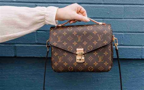 hoe herken je louis vuitton tas|10 Tips om Nep LV (Louis Vuitton) Tas te Herkennen .